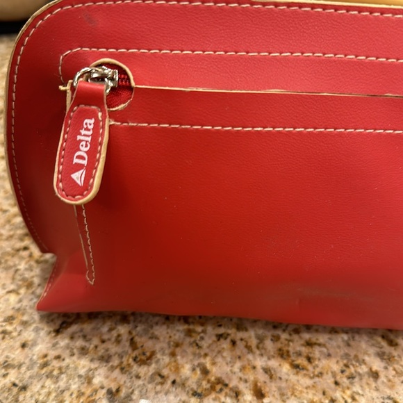 VINTAGE ❤️DELTA AIRLINES ZIPPER  TOILETRIES CASE WITH SOCKS, EARPLUGS & TISSUES - Picture 5 of 7